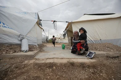 Khalid met zijn moeder in een vluchtelingenkamp in Syrië