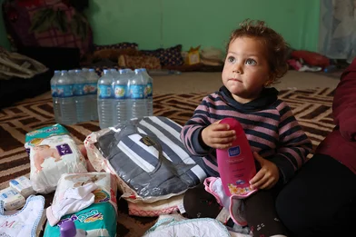 De eenjarige Rohan onderzoekt het babykit dat hij van Save the Children heeft gekregen