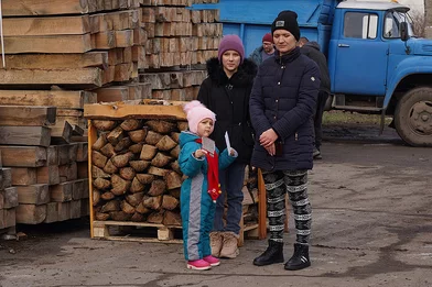 Een familie in Oekraïne krijgt brandhout van Save the Children Een familie in Oekraïne krijgt brandhout van Save the Children