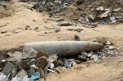 Een raket ligt tussen het puin in Noord-Gaza