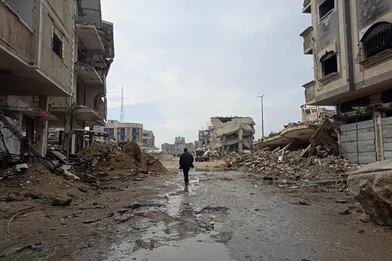 De vernietiging van Gaza; silhouet van een man tussen verwoeste gebouwen De vernietiging van Gaza; silhouet van een man tussen verwoeste gebouwen