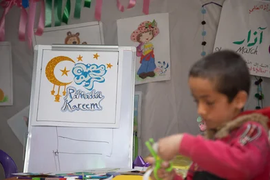 Kinderen maken versieringen voor de ramadan in een kindvriendelijke ruimte in Syrie