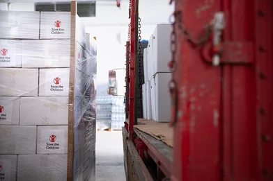Hulpgoederen van Save the Children in een vrachtwagen Hulpgoederen van Save the Children in een vrachtwagen