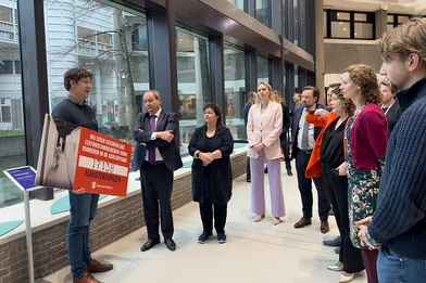 Geert-Jan biedt de petitie aan