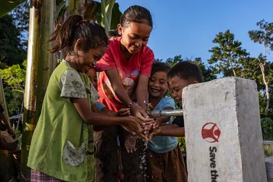 Kinderen in Indonesië staan bij een kraan