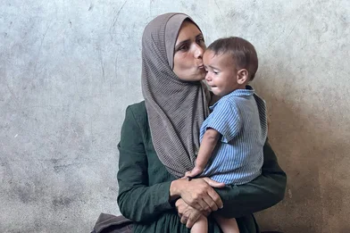 Radwa geeft haar dochter Basmas een kus op haar voorhoofd