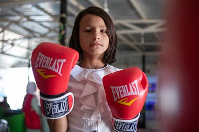 De twaalfjarige Lina met haar bokshandschoenen in een vluchtelingenkamp