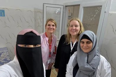 Tessa Terpstra (links) en Juliette Verhoeven (rechts) samen met twee Syrische collega's