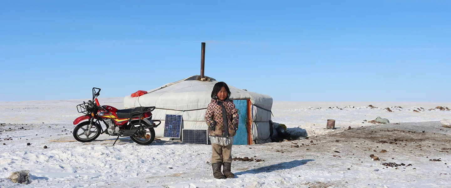 De zesjarige Khongorzul in de sneeuw in Mongolië