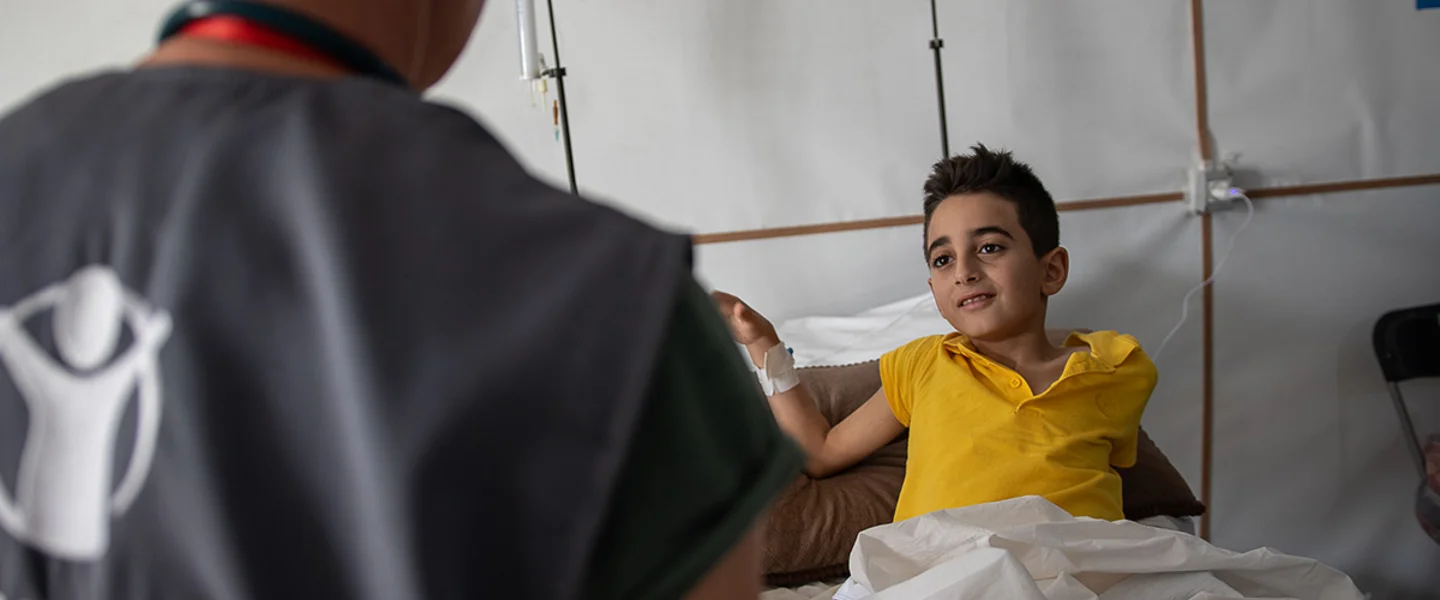 De tienjarige Ahmed wordt geholpen door verpleegkundige Becky