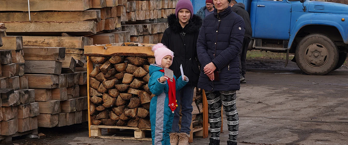 Een familie in Oekraïne krijgt brandhout van Save the Children