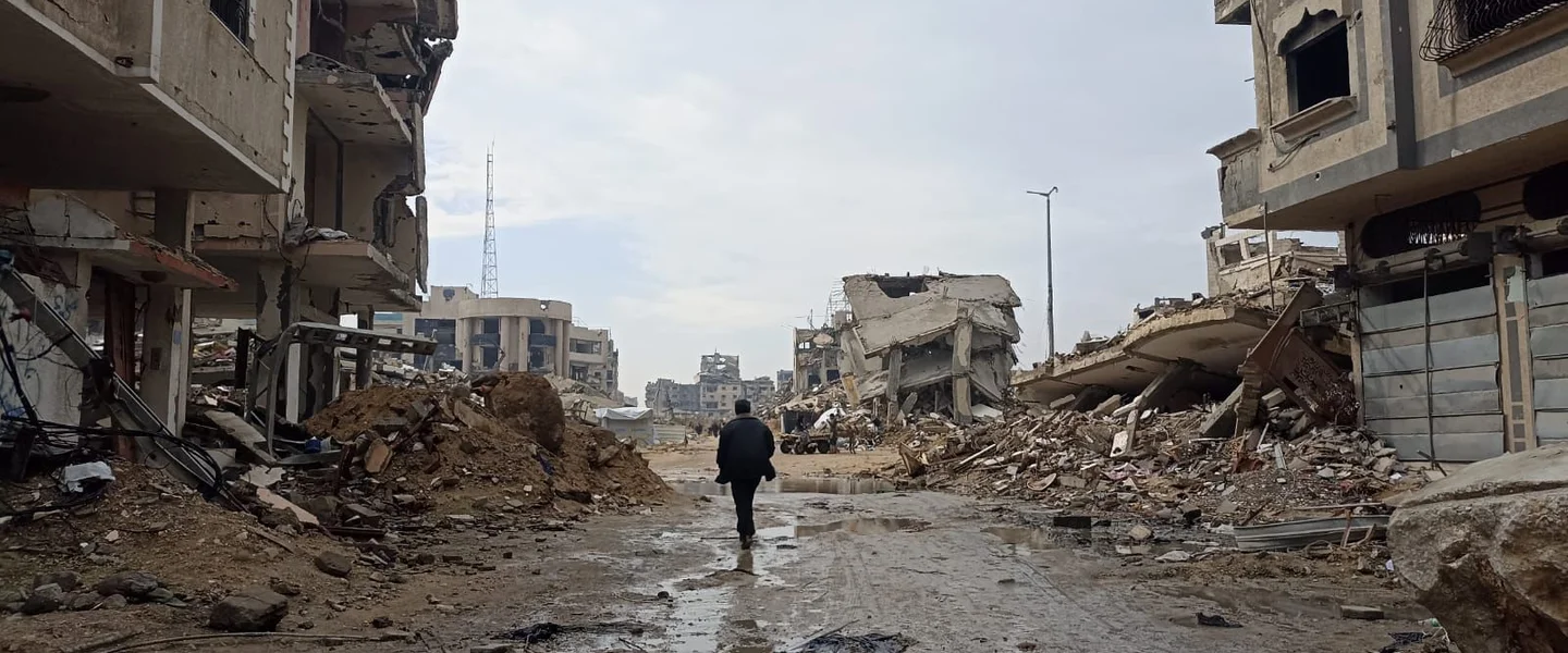 De vernietiging van Gaza; silhouet van een man tussen verwoeste gebouwen