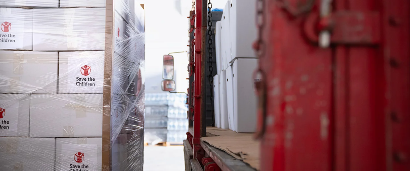 Hulpgoederen van Save the Children in een vrachtwagen