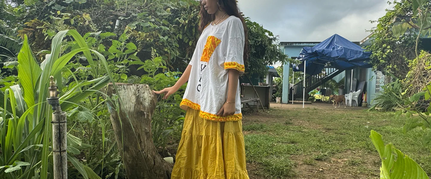 Haruka uit Vanuatu in de tuin die beschadigd is door de cycloon