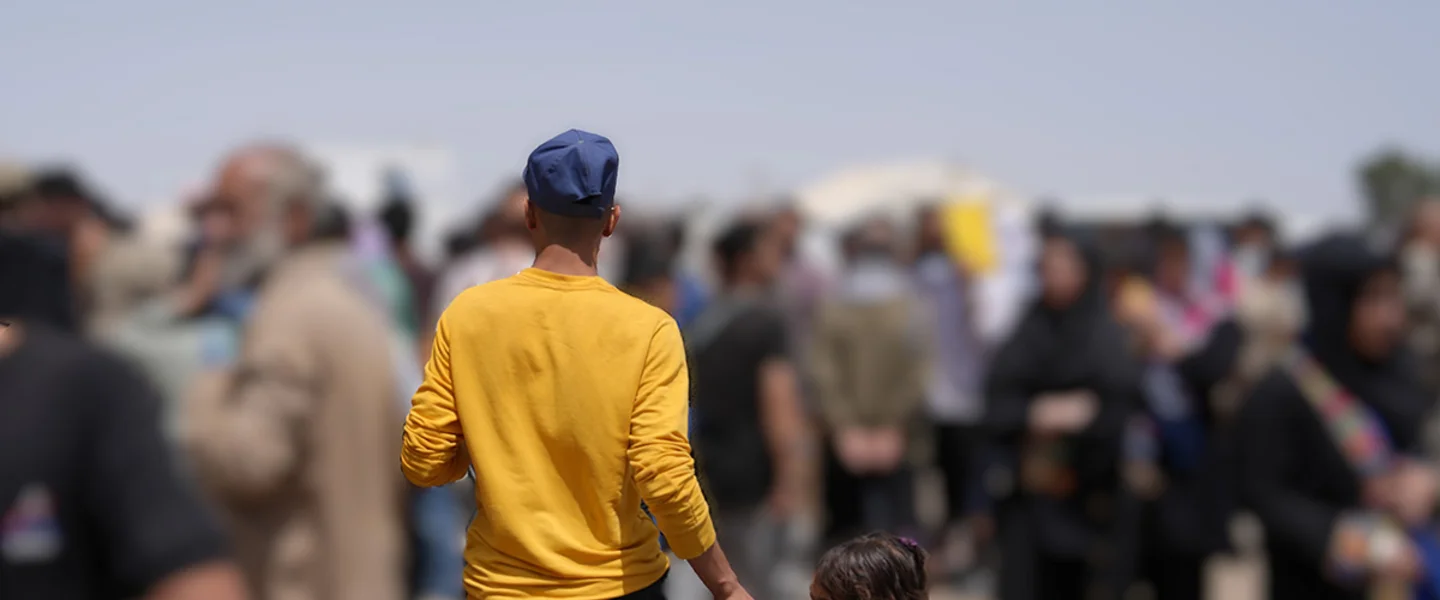 Een vader met zijn kind aan de grens van Afghanistan