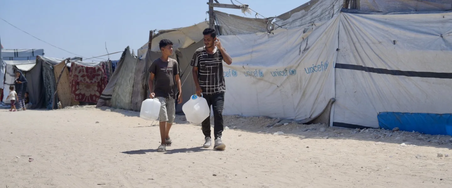 Hussein en Majed hebben water van onze watertruck gehaald