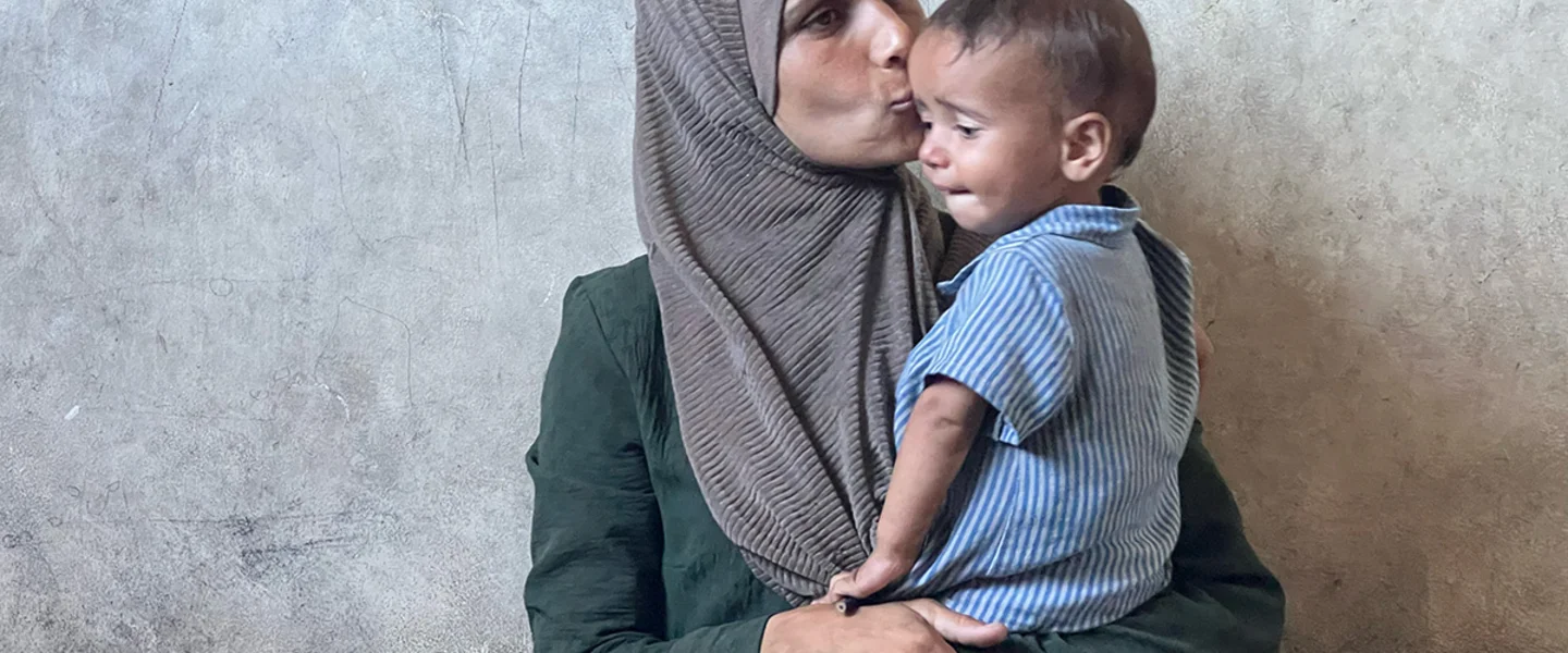 Radwa geeft haar dochter Basmas een kus op haar voorhoofd