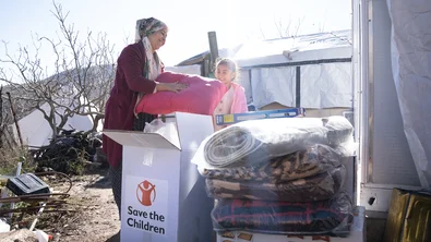 De negenjarige Fidan ontvangt warme dekens voor de winter