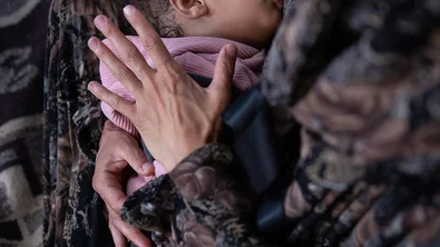 Yasmeen houdt haar dochter Heba vast