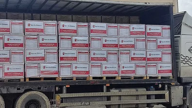 Truck met hulpgoederen