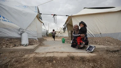 Khalid met zijn moeder in een vluchtelingenkamp in Syrië