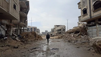 De vernietiging van Gaza; silhouet van een man tussen verwoeste gebouwen