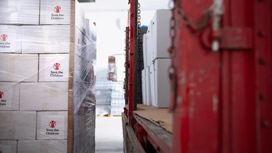 Hulpgoederen van Save the Children in een vrachtwagen