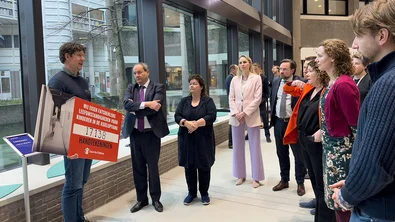 Geert-Jan biedt de petitie aan