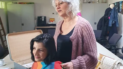 Een van de leerlingen van Speaking Minds krijgt een kleurenanalyse