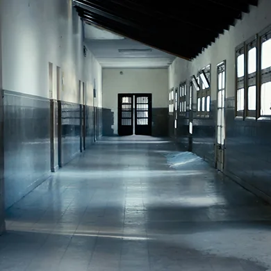 Lege gang van een school