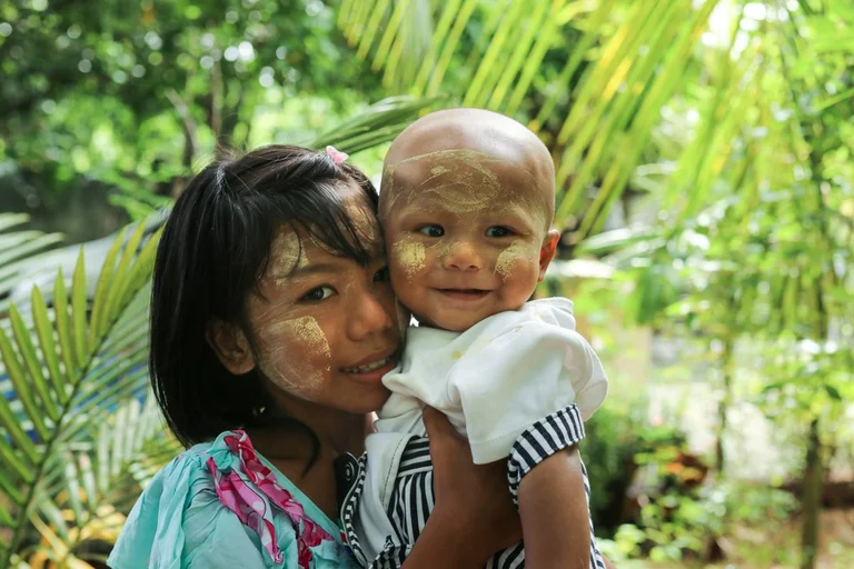 ch1569844-may-thu-8-and-thura-8-months-old-who-benefitted-from-a-cash-transfer-myanmar.jpg