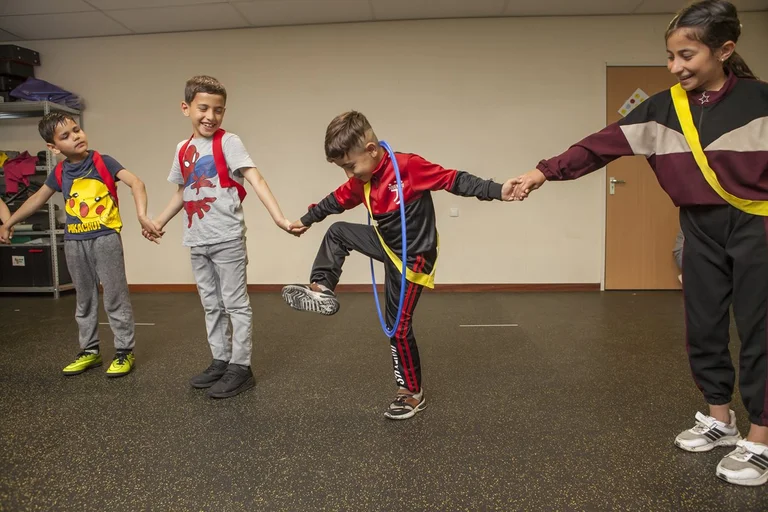 Kinderen doen spel met hoepel