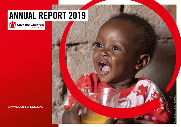 cover jaarveslag 2019. Blije baby is sap aan het drinken uit een glazen mok