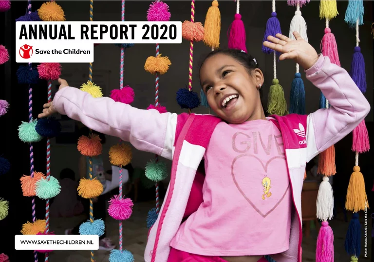 cover jaarverslag 2020. meisje staat heel blij met haar amen in de lucht lussen vrolijk gekleurde slingers