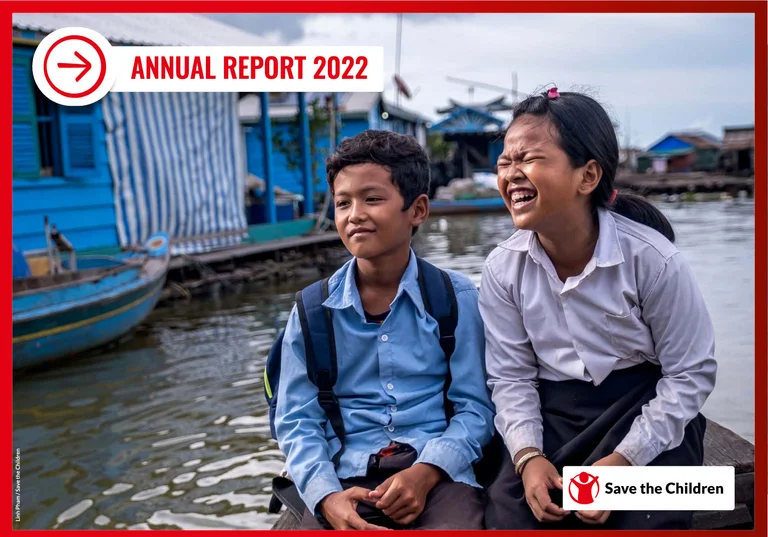 cover jaarverslag 2022, 2kinderen zitten in een bootje. op de achtergrond water en huizen op het water