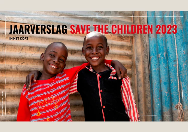 cover van het jaarverslag 2023; twee blije jongens poseren en hebben een arm over elkaar heen geslagen