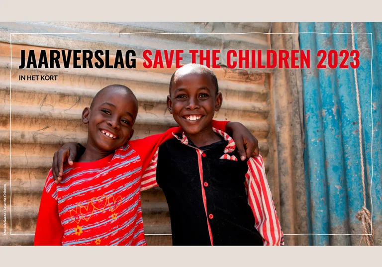 cover van het jaarverslag 2023; twee blije jongens poseren en hebben een arm over elkaar heen geslagen