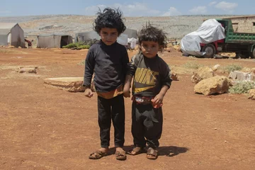 ch1563803-amira-6-and-anas-3-holding-hands ch1563803-amira-6-and-anas-3-holding-hands