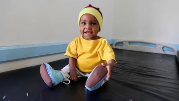 ch1565723-malnutrition-survivor-noor-visits-hospital-for-a-checkup-with-her-mother-safiya-31_1 ch1565723-malnutrition-survivor-noor-visits-hospital-for-a-checkup-with-her-mother-safiya-31_1