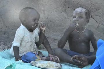 CH1607078-Adut-15-with-her-brother-Francis-eating-outside-their-home_1
