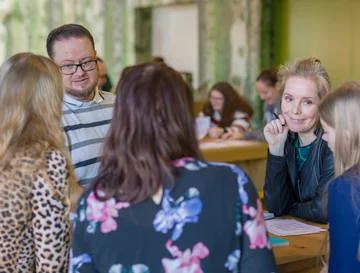 Trainers en leerlingen in overleg, praktijkschool Emmen