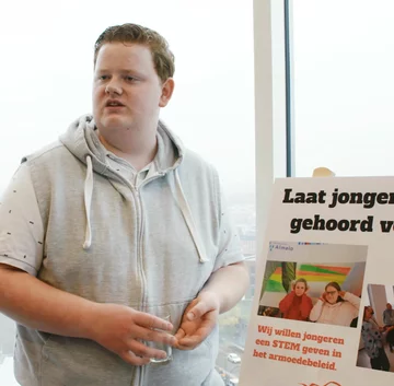 Leerling melvin bij zijn project