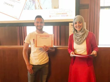 Wethouder van Tilburg met een leerling tijden speaking minds certificaat uitreiking